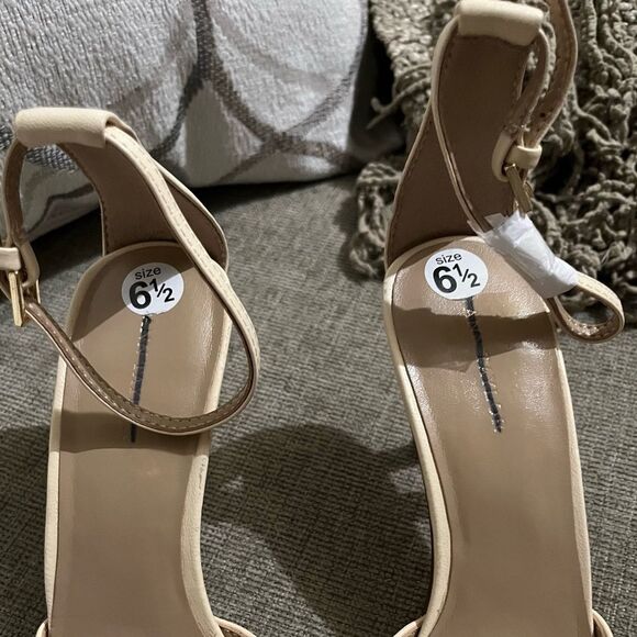 Ann Taylor Leather Sandals 6.5 Cream Color. Has sharpie on brand MSRP$68 NWOB - Picture 2 of 7